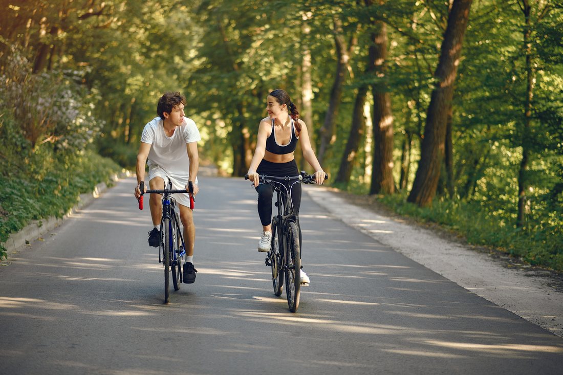 Dwoje rowerzystów jedzie leśną drogą
